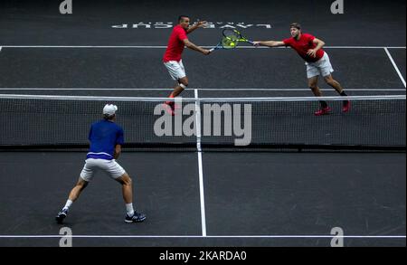 Jack Sock, de Team World, joue avec Nick Kyrgios pendant qu'il double le match contre Tomas Berdych et Rafael Nadal, de Team Europe, le premier jour de la coupe du Laver sur 22 septembre 2017 à Prague, en République tchèque. La coupe du Laver se compose de six joueurs européens en compétition contre leurs homologues du reste du monde. L'Europe sera assurée par Bjorn Borg et John McEnroe sera le capitaine de l'équipe du reste du monde. L'événement se déroule du 22-24 au 14 septembre. (Photo de Robert Szaniszló/NurPhoto) Banque D'Images