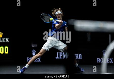 Alexander Zverev, joueur d'équipe Europe, d'Allemagne, remet le ballon au joueur d'équipe du monde Denis Shapovalov du Canada pendant la première journée à la coupe Laver le 22 septembre 2017 à Prague, en République tchèque. (Photo de Robert Szaniszló/NurPhoto) Banque D'Images