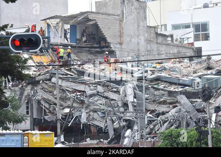 Des volontaires, des soldats et des membres de la protection civile sont vus poursuivre son travail humanitaire pour attendre de sauver une vie pendant les catastrophes qui ont surpassé le tremblement de terre de 7,1 du 19 septembre dernier ont été enregistrés 225 corps sans vie. Sur 20 septembre 2017 à Mexico, Mexique (photo de Carlos Tischler/NurPhoto) Banque D'Images