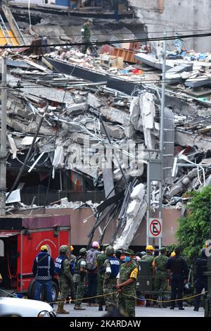 Des volontaires, des soldats et des membres de la protection civile sont vus poursuivre son travail humanitaire pour attendre de sauver une vie pendant les catastrophes qui ont surpassé le tremblement de terre de 7,1 du 19 septembre dernier ont été enregistrés 225 corps sans vie. Sur 20 septembre 2017 à Mexico, Mexique (photo de Carlos Tischler/NurPhoto) Banque D'Images