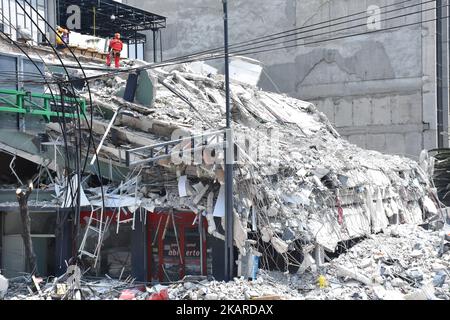 Des volontaires, des soldats et des membres de la protection civile sont vus poursuivre son travail humanitaire pour attendre de sauver une vie pendant les catastrophes qui ont surpassé le tremblement de terre de 7,1 du 19 septembre dernier ont été enregistrés 225 corps sans vie. Sur 20 septembre 2017 à Mexico, Mexique (photo de Carlos Tischler/NurPhoto) Banque D'Images