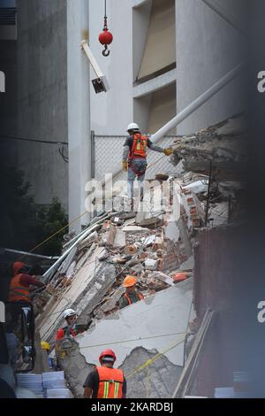 Des volontaires, des soldats et des membres de la protection civile sont vus poursuivre son travail humanitaire pour attendre de sauver une vie pendant les catastrophes qui ont surpassé le tremblement de terre de 7,1 du 19 septembre dernier ont été enregistrés 225 corps sans vie. Sur 20 septembre 2017 à Mexico, Mexique (photo de Carlos Tischler/NurPhoto) Banque D'Images