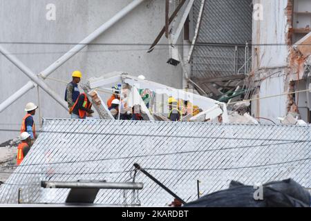 Des volontaires, des soldats et des membres de la protection civile sont vus poursuivre son travail humanitaire pour attendre de sauver une vie pendant les catastrophes qui ont surpassé le tremblement de terre de 7,1 du 19 septembre dernier ont été enregistrés 225 corps sans vie. Sur 20 septembre 2017 à Mexico, Mexique (photo de Carlos Tischler/NurPhoto) Banque D'Images