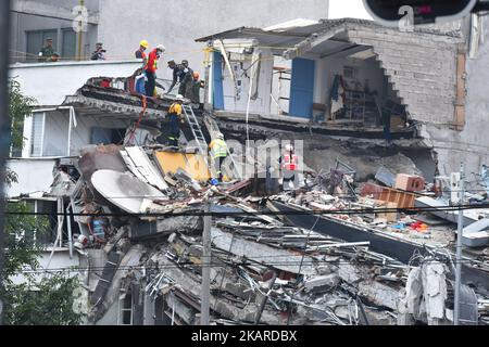 Des volontaires, des soldats et des membres de la protection civile sont vus poursuivre son travail humanitaire pour attendre de sauver une vie pendant les catastrophes qui ont surpassé le tremblement de terre de 7,1 du 19 septembre dernier ont été enregistrés 225 corps sans vie. Sur 20 septembre 2017 à Mexico, Mexique (photo de Carlos Tischler/NurPhoto) Banque D'Images