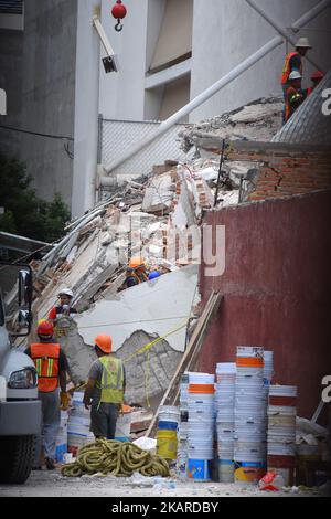 Des volontaires, des soldats et des membres de la protection civile sont vus poursuivre son travail humanitaire pour attendre de sauver une vie pendant les catastrophes qui ont surpassé le tremblement de terre de 7,1 du 19 septembre dernier ont été enregistrés 225 corps sans vie. Sur 20 septembre 2017 à Mexico, Mexique (photo de Carlos Tischler/NurPhoto) Banque D'Images