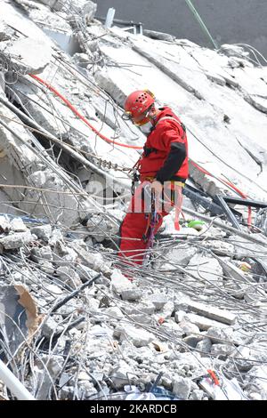 Des volontaires, des soldats et des membres de la protection civile sont vus poursuivre son travail humanitaire pour attendre de sauver une vie pendant les catastrophes qui ont surpassé le tremblement de terre de 7,1 du 19 septembre dernier ont été enregistrés 225 corps sans vie. Sur 20 septembre 2017 à Mexico, Mexique (photo de Carlos Tischler/NurPhoto) Banque D'Images