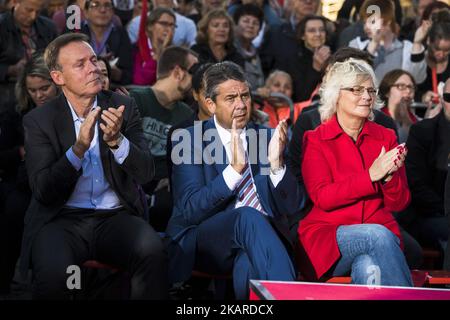 Le ministre allemand des Affaires étrangères Sigmar Gabriel (C) applaudit lors d'un rassemblement électoral à Gendarmenmarkt à Berlin, en Allemagne, sur 22 septembre 2017. (Photo par Emmanuele Contini/NurPhoto) Banque D'Images