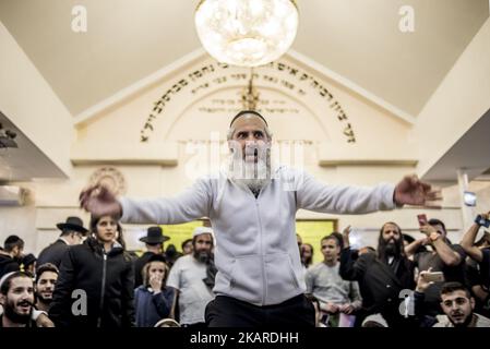 Les pèlerins juifs orthodoxes dansent en célébrant Rosh Hashanah à Uman, à environ 200 km au sud de Kiev, en Ukraine, le 22 septembre 2017. Chaque année, des milliers de Juifs orthodoxes Bratslav Hasidic de différents pays se réunissent à Uman pour marquer Rosh Hashanah, le nouvel an juif, près de la tombe du rabbin Nachman, un grand petit-fils du fondateur de Hashidm. (Photo par Oleksandr Rupeta/NurPhoto) Banque D'Images