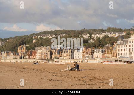 Un couple sur la plage de Trouville sur Mer au coucher du soleil Banque D'Images