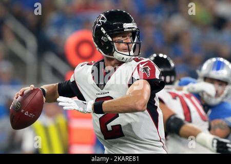 Le quarterback des Atlanta Falcons Matt Ryan (2) passe contre les Detroit Lions pendant la première moitié d'un match de football de la NFL à Detroit, Michigan, sur 24 septembre 2017. (Photo de Jorge Lemus/NurPhoto) Banque D'Images