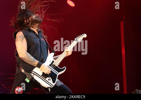 Andreas Kisser, guitariste du groupe brésilien Sepultura, Gestures during Rock and Rio 2017 Festival, le 24 septembre 2017 à Rio de Janeiro, Brésil. (Photo de Gilson Borba/NurPhoto) Banque D'Images