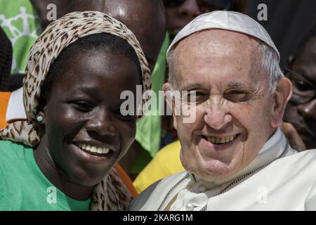 Le pape François rencontre un groupe de migrants lors de son audience générale hebdomadaire sur la place Saint-Pierre, dans la Cité du Vatican, au Vatican, sur 27 septembre 2017. Le pape François lance une campagne mondiale de 2 ans de Caritas Internationalis sur la migration intitulée « partager le voyage » pour promouvoir le renforcement des relations entre migrants, réfugiés et communautés.(photo de Giuseppe Ciccia/NurPhoto) Banque D'Images