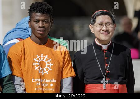 Le pape François rencontre un groupe de migrants lors de son audience générale hebdomadaire sur la place Saint-Pierre, dans la Cité du Vatican, au Vatican, sur 27 septembre 2017. Le pape François lance une campagne mondiale de 2 ans de Caritas Internationalis sur la migration intitulée « partager le voyage » pour promouvoir le renforcement des relations entre migrants, réfugiés et communautés.(photo de Giuseppe Ciccia/NurPhoto) Banque D'Images