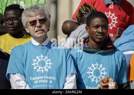 Le pape François rencontre un groupe de migrants lors de son audience générale hebdomadaire sur la place Saint-Pierre, dans la Cité du Vatican, au Vatican, sur 27 septembre 2017. Le pape François lance une campagne mondiale de 2 ans de Caritas Internationalis sur la migration intitulée « partager le voyage » pour promouvoir le renforcement des relations entre migrants, réfugiés et communautés.(photo de Giuseppe Ciccia/NurPhoto) Banque D'Images