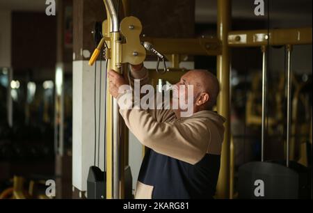 Un palestinien Mohammed Al-Nabih 62 ans exercice culturisme dans la salle Super Star Gym dans la ville de Gaza sur 27 septembre 2017. (Photo de Majdi Fathi/NurPhoto) Banque D'Images