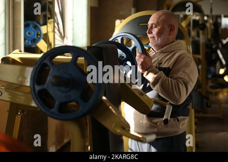 Un palestinien Mohammed Al-Nabih 62 ans exercice culturisme dans la salle Super Star Gym dans la ville de Gaza sur 27 septembre 2017. (Photo de Majdi Fathi/NurPhoto) Banque D'Images