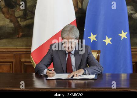 Le Premier ministre italien Paolo Gentiloni signe l'Accord de développement institutionnel pour la "capitale européenne de la culture 2019" au Palais Chigi de Rome, Italie, sur 26 septembre 2017.(photo de Giuseppe Ciccia/NurPhoto) Banque D'Images