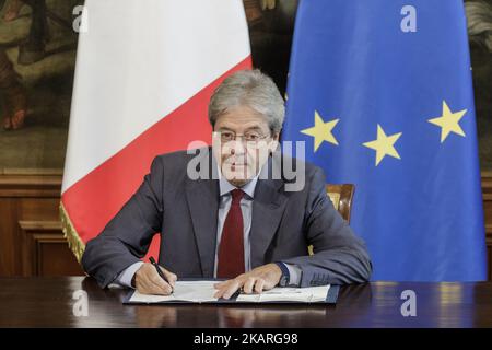 Le Premier ministre italien Paolo Gentiloni signe l'Accord de développement institutionnel pour la "capitale européenne de la culture 2019" au Palais Chigi de Rome, Italie, sur 26 septembre 2017.(photo de Giuseppe Ciccia/NurPhoto) Banque D'Images