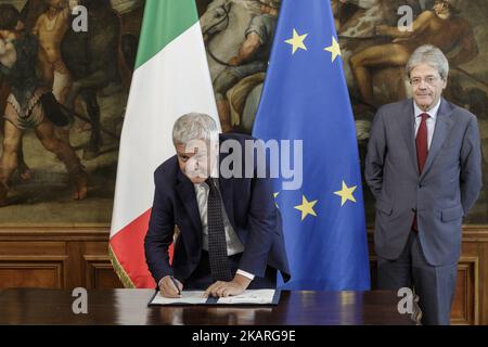 GIAN Luca Galletti, ministre de l'Environnement, signe l'Accord de développement institutionnel pour la "capitale européenne de la Culture" de 2019 au Palais Chigi de Rome, Italie sur 26 septembre 2017.(photo de Giuseppe Ciccia/NurPhoto) Banque D'Images