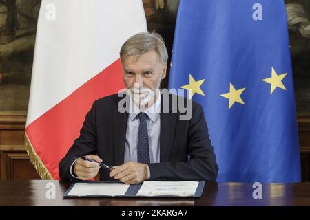 Graziano Delrio, ministre des infrastructures et des Transports , signe l'accord de développement institutionnel pour la "capitale européenne de la culture 2019" au Palais Chigi de Rome, Italie, sur 26 septembre 2017.(photo de Giuseppe Ciccia/NurPhoto) Banque D'Images