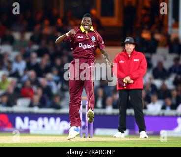 Alzarri Joseph des Antilles célèbre la prise de Joe Root en Angleterre par Sai Hope of West Indies lors du match international d'une journée 4th du Royal London entre l'Angleterre et les Antilles au Kia Oval de Londres, au Royaume-Uni sur 27 septembre 2017. (Photo de Kieran Galvin/NurPhoto) Banque D'Images