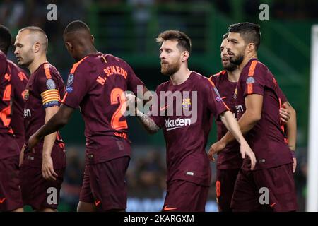 Luis Suarez, le joueur uruguayen de Barcelone, célèbre avec ses coéquipiers après avoir obtenu son score lors du match de football de la Ligue des champions de l'UEFA, en train de porter contre Barcelone au stade Alvalade de Lisbonne, au Portugal, sur 27 septembre 2017. Photo: Pedro Fiuza ( photo par Pedro Fiúza/NurPhoto) Banque D'Images