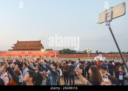 Une vue de la foule regardant la descente de la cérémonie du drapeau national sur la place Tiananmen à Beijing, quelques jours avant la prochaine Journée nationale, le 68th anniversaire de la création de la République populaire de Chine. Le jeudi 28 septembre 2017, sur la place Tian'anmen, Pékin, Chine. Photo par Artur Widak Banque D'Images