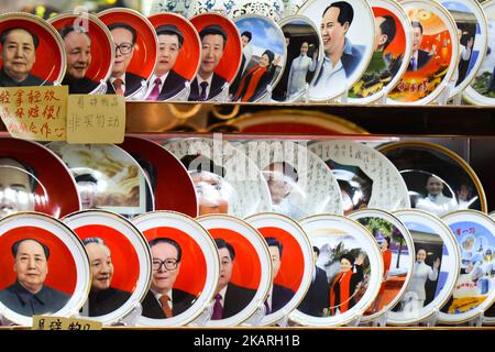 Une vue générale des souvenirs et des images de Mao Tsé-toung et de Xi Jinping exposés dans une boutique de souvenirs près de la place Tiananmen à Pékin, prête pour la prochaine Journée nationale, le 68th anniversaire de la création de la République populaire de Chine. Le jeudi 28 septembre 2017, sur la place Tian'anmen, Pékin, Chine. Photo par Artur Widak Banque D'Images