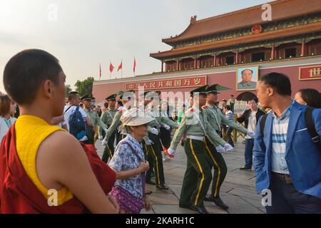 Une vue d'ensemble de la Tour Tienanmen à Pékin prête pour la prochaine Journée nationale, le 68ème anniversaire de la création de la République populaire de Chine. Le jeudi 28 septembre 2017, sur la place Tian'anmen, Pékin, Chine. Photo par Artur Widak Banque D'Images