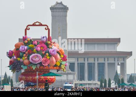 Une vue sur un immense monument aux fleurs et aux fruits de la place Tiananmen à Pékin, a été mis en place avant la prochaine Journée nationale pour célébrer le 68th anniversaire de la création de la République populaire de Chine. Le jeudi 28 septembre 2017, sur la place Tian'anmen, Pékin, Chine. Photo par Artur Widak Banque D'Images