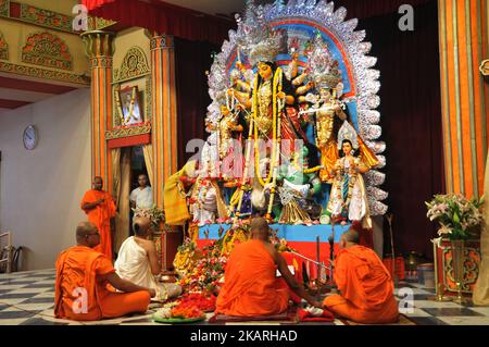 Un prêtre indien adorera une fille hindoue de cinq ans, habillée comme la déesse hindoue Durga, à un Bélur Math pour la puja rituala 'Kumari', cette année aussi Ramakrishna Mission (RKM), Bélur Math célébrera Kumari Puja sur 28 septembre,2017. Le festival de cinq jours de Durga Puja commémore la chute du roi démon Mahishasur par la déesse Durga, marquant le triomphe du bien sur le mal. (Photo de Debajyoti Chakraborty/NurPhoto) Banque D'Images