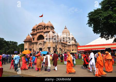 Un prêtre indien adorera une fille hindoue de cinq ans, habillée comme la déesse hindoue Durga, à un Bélur Math pour la puja rituala 'Kumari', cette année aussi Ramakrishna Mission (RKM), Bélur Math célébrera Kumari Puja ,plus de 10 lakhs dévotés rejoignent sur 28 septembre,2017. Le festival de cinq jours de Durga Puja commémore la chute du roi démon Mahishasur par la déesse Durga, marquant le triomphe du bien sur le mal. (Photo de Debajyoti Chakraborty/NurPhoto) Banque D'Images