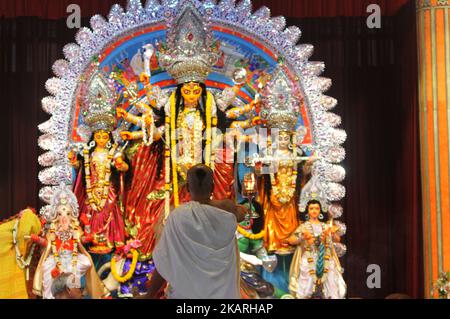 Un prêtre indien adorera une fille hindoue de cinq ans, habillée comme la déesse hindoue Durga, à un Bélur Math pour la puja rituala 'Kumari', cette année aussi Ramakrishna Mission (RKM), Bélur Math célébrera Kumari Puja ,plus de 10 lakhs dévotés rejoignent sur 28 septembre,2017. Le festival de cinq jours de Durga Puja commémore la chute du roi démon Mahishasur par la déesse Durga, marquant le triomphe du bien sur le mal. (Photo de Debajyoti Chakraborty/NurPhoto) Banque D'Images