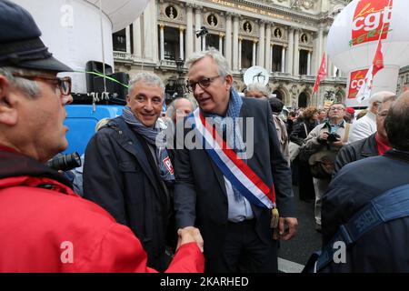 Le secrétaire national du Parti communiste français (PCF), Pierre Laurent (C), parle avec les manifestants lors d'une manifestation à Paris sur 28 septembre 2017 contre l'augmentation de la surtaxe de sécurité sociale (contribution sociale générale, CSG), présentée dans le cadre du budget du gouvernement pour 2018. Neuf syndicats et associations ont appelé à une journée de mobilisation contre l'augmentation des impôts. (Photo de Michel Stoupak/NurPhoto) Banque D'Images