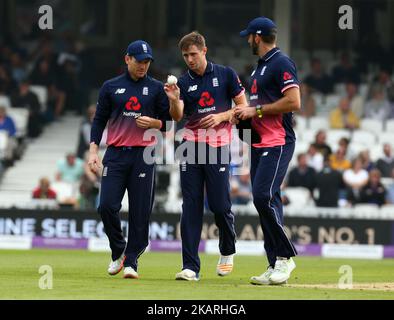 L-R Eoin Morgan en Angleterre et Chris Woakes en Angleterre lors du match de la série internationale d'un jour du Royal London en 4th entre l'Angleterre et les Antilles au Kia Oval, Londres, le 27 septembre 2017 (photo de Kieran Galvin/NurPhoto) Banque D'Images