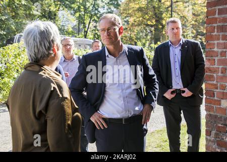 L'avocat et activiste de droite Seyran Ates (L) parle avec le maire de Berlin Michael Mueller (C) avant sa visite à la mosquée libérale Ibn Rushd-Goethe à Berlin, en Allemagne, à propos de 29 septembre 2017. (Photo par Emmanuele Contini/NurPhoto) Banque D'Images