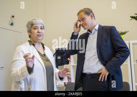 L'avocat et activiste de droite Seyran Ates (L) parle avec le maire de Berlin Michael Mueller (R) lors de sa visite à la mosquée libérale Ibn Rushd-Goethe à Berlin, en Allemagne, à propos de 29 septembre 2017. (Photo par Emmanuele Contini/NurPhoto) Banque D'Images