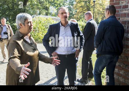 L'avocat et activiste de droite Seyran Ates (L) parle avec le maire de Berlin Michael Mueller (C) avant sa visite à la mosquée libérale Ibn Rushd-Goethe à Berlin, en Allemagne, à propos de 29 septembre 2017. (Photo par Emmanuele Contini/NurPhoto) Banque D'Images