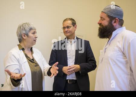 L'avocate et militante de droite Seyran Ates (L) s'entretient avec le maire de Berlin Michael Mueller (C) et le coordinateur communautaire Avan (R) lors de sa visite à la mosquée libérale Ibn Rushd-Goethe à Berlin, en Allemagne, sur 29 septembre 2017. (Photo par Emmanuele Contini/NurPhoto) Banque D'Images