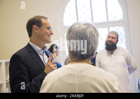 L'avocat et activiste de droite Seyran Ates (C) parle avec le maire de Berlin Michael Mueller (L) lors de sa visite à la mosquée libérale Ibn Rushd-Goethe à Berlin, en Allemagne, à propos de 29 septembre 2017. (Photo par Emmanuele Contini/NurPhoto) Banque D'Images