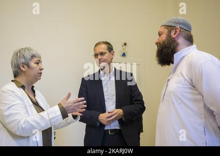 L'avocate et militante de droite Seyran Ates (L) s'entretient avec le maire de Berlin Michael Mueller (C) et le coordinateur communautaire Avan (R) lors de sa visite à la mosquée libérale Ibn Rushd-Goethe à Berlin, en Allemagne, sur 29 septembre 2017. (Photo par Emmanuele Contini/NurPhoto) Banque D'Images