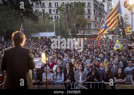 Le vice-président de la Generalitat de Catalunya, Oriol Junqueres, parle lors d'une manifestation contre la position du gouvernement espagnol d'interdire le référendum d'autodétermination de la Catalogne lors d'une grève des étudiants de l'université sur 28 septembre 2017 à Barcelone, en Espagne. Le gouvernement catalan est en accord avec son projet de tenir un référendum, qui doit avoir lieu sur l'Octorber 1, qui a été jugé illégal par le gouvernement espagnol à Madrid. (Photo de Guillaume Pinon/NurPhoto) Banque D'Images