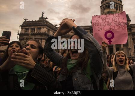 Des femmes ont défilé de la Plaza de Mayo au Congrès, à Buenos Aires, en Argentine, le 29 septembre 2017 sous le slogan "avortement légal, sûr et libre". En outre, il a été cherché à rendre visible la violence sexiste à laquelle les femmes, les lesbiennes et les trans sont victimes; Les différentes situations de violation du droit à la santé reproductive et d'exiger le débat et l'approbation du projet de loi sur l'interruption volontaire de la grossesse présenté pour la sixième fois au Congrès par la campagne nationale pour le droit à l'avortement légal, sûr et libre. (Photo par Matias Jovet/NurPhoto) Banque D'Images