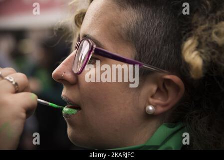 Des femmes ont défilé de la Plaza de Mayo au Congrès, à Buenos Aires, en Argentine, le 29 septembre 2017 sous le slogan "avortement légal, sûr et libre". En outre, il a été cherché à rendre visible la violence sexiste à laquelle les femmes, les lesbiennes et les trans sont victimes; Les différentes situations de violation du droit à la santé reproductive et d'exiger le débat et l'approbation du projet de loi sur l'interruption volontaire de la grossesse présenté pour la sixième fois au Congrès par la campagne nationale pour le droit à l'avortement légal, sûr et libre. (Photo par Matias Jovet/NurPhoto) Banque D'Images