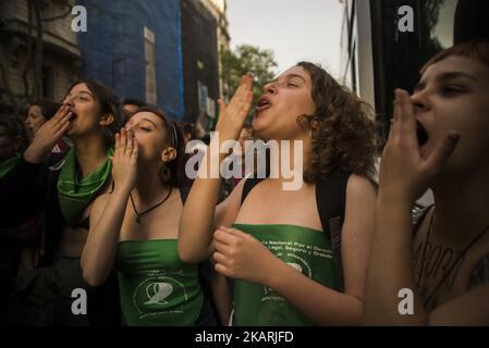 Des femmes ont défilé de la Plaza de Mayo au Congrès, à Buenos Aires, en Argentine, le 29 septembre 2017 sous le slogan "avortement légal, sûr et libre". En outre, il a été cherché à rendre visible la violence sexiste à laquelle les femmes, les lesbiennes et les trans sont victimes; Les différentes situations de violation du droit à la santé reproductive et d'exiger le débat et l'approbation du projet de loi sur l'interruption volontaire de la grossesse présenté pour la sixième fois au Congrès par la campagne nationale pour le droit à l'avortement légal, sûr et libre. (Photo par Matias Jovet/NurPhoto) Banque D'Images