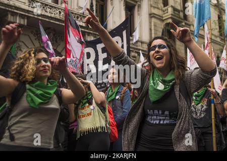 Des femmes ont défilé de la Plaza de Mayo au Congrès, à Buenos Aires, en Argentine, le 29 septembre 2017 sous le slogan "avortement légal, sûr et libre". En outre, il a été cherché à rendre visible la violence sexiste à laquelle les femmes, les lesbiennes et les trans sont victimes; Les différentes situations de violation du droit à la santé reproductive et d'exiger le débat et l'approbation du projet de loi sur l'interruption volontaire de la grossesse présenté pour la sixième fois au Congrès par la campagne nationale pour le droit à l'avortement légal, sûr et libre. (Photo par Matias Jovet/NurPhoto) Banque D'Images