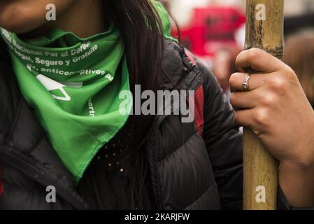 Des femmes ont défilé de la Plaza de Mayo au Congrès, à Buenos Aires, en Argentine, le 29 septembre 2017 sous le slogan "avortement légal, sûr et libre". En outre, il a été cherché à rendre visible la violence sexiste à laquelle les femmes, les lesbiennes et les trans sont victimes; Les différentes situations de violation du droit à la santé reproductive et d'exiger le débat et l'approbation du projet de loi sur l'interruption volontaire de la grossesse présenté pour la sixième fois au Congrès par la campagne nationale pour le droit à l'avortement légal, sûr et libre. (Photo par Matias Jovet/NurPhoto) Banque D'Images