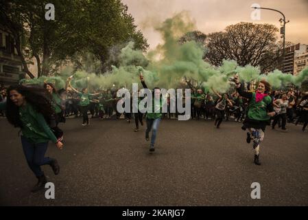 Des femmes ont défilé de la Plaza de Mayo au Congrès, à Buenos Aires, en Argentine, le 29 septembre 2017 sous le slogan "avortement légal, sûr et libre". En outre, il a été cherché à rendre visible la violence sexiste à laquelle les femmes, les lesbiennes et les trans sont victimes; Les différentes situations de violation du droit à la santé reproductive et d'exiger le débat et l'approbation du projet de loi sur l'interruption volontaire de la grossesse présenté pour la sixième fois au Congrès par la campagne nationale pour le droit à l'avortement légal, sûr et libre. (Photo par Matias Jovet/NurPhoto) Banque D'Images