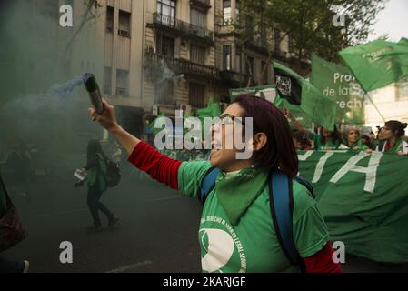 Des femmes ont défilé de la Plaza de Mayo au Congrès, à Buenos Aires, en Argentine, le 29 septembre 2017 sous le slogan "avortement légal, sûr et libre". En outre, il a été cherché à rendre visible la violence sexiste à laquelle les femmes, les lesbiennes et les trans sont victimes; Les différentes situations de violation du droit à la santé reproductive et d'exiger le débat et l'approbation du projet de loi sur l'interruption volontaire de la grossesse présenté pour la sixième fois au Congrès par la campagne nationale pour le droit à l'avortement légal, sûr et libre. (Photo par Matias Jovet/NurPhoto) Banque D'Images