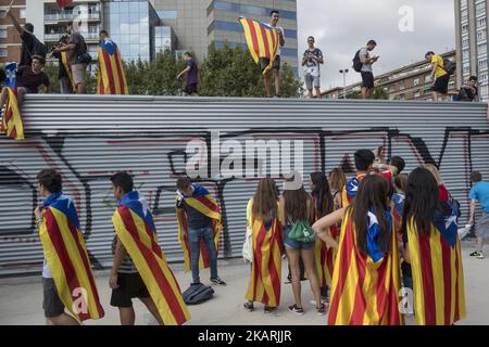 Des milliers d'étudiants marchent paisiblement dans les rues de Barcelone, le 28 septembre 2017, dans une manifestation pro-référendaire dans le cadre de la "mobilisation permanente" des séparatistes catalans, trois jours avant le référendum sur l'indépendance interdit par la justice espagnole. (Photo de Guillaume Pinon/NurPhoto) Banque D'Images